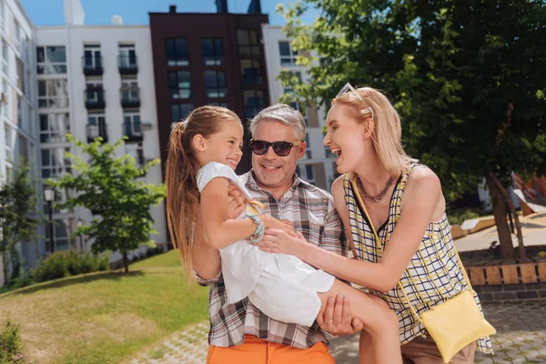 Bir gün birlikte geçirmek güzel neşeli aile