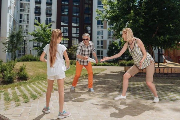 Bir oyun oynarken mutlu neşeli aile