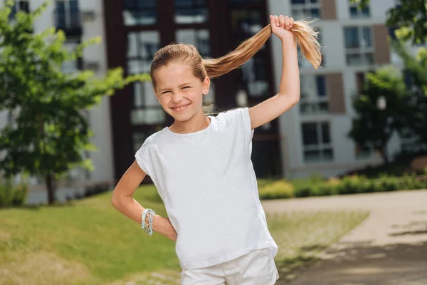 Glad positiv tjej leende till dig — Stockfoto