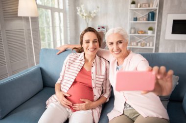 Modern anne hamile kızı ile selfie yaptırıyor