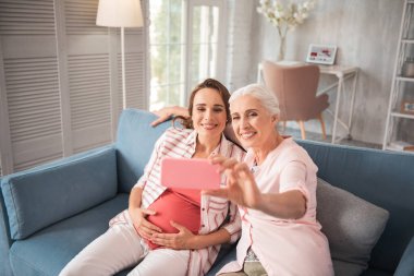 İki ışınlama kadın unutulmaz fotoğraf yapma