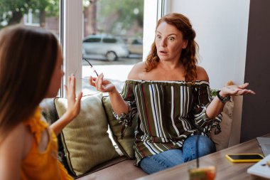 Açık omuz bluz giyen kızıl saçlı kadın