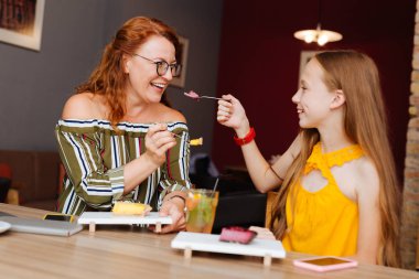 Sarışın kızı duygu Doğum günü kutlamaları sırasında ekledi
