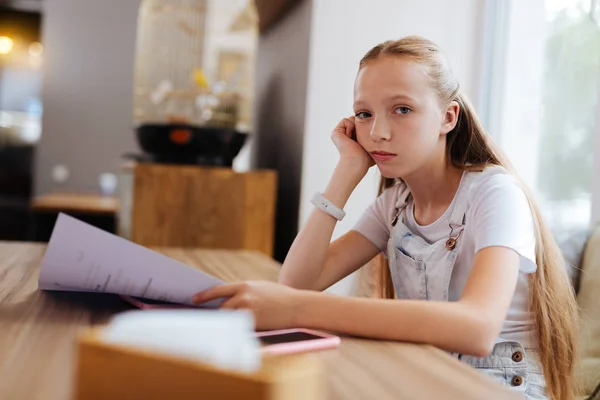 Blauwogige meisje moe na een lange dag op school — Stockfoto