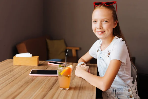 Sourire fille se sentant détendu tout en buvant été cocktail non alcoolisé — Photo