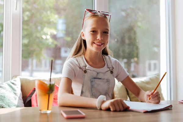 Sorrindo menina loira de cabelos brancos usando relógio inteligente — Fotografia de Stock