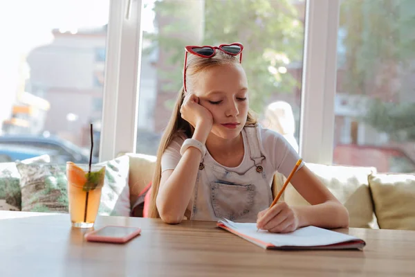 Uttråkad skol trött medan du gör läxor — Stockfoto