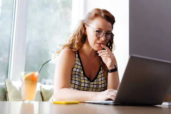 Rothaarige schöne Remote-Arbeiterin fühlt sich nachdenklich — Stockfoto