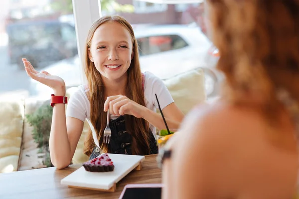 Adolescente de cabello rubio comiendo pastel dulce en la cafetería —  Fotos de Stock