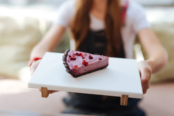 Colegiala de cabello rubio comiendo pastel dulce celebrando cumpleaños — Foto de Stock