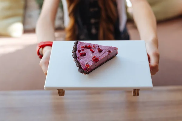 Tiener houdt van witte plaat met mooi dessert — Stockfoto