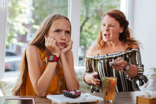 Blauwogige schoolmeisje gevoel boos ruzie met moeder — Stockfoto