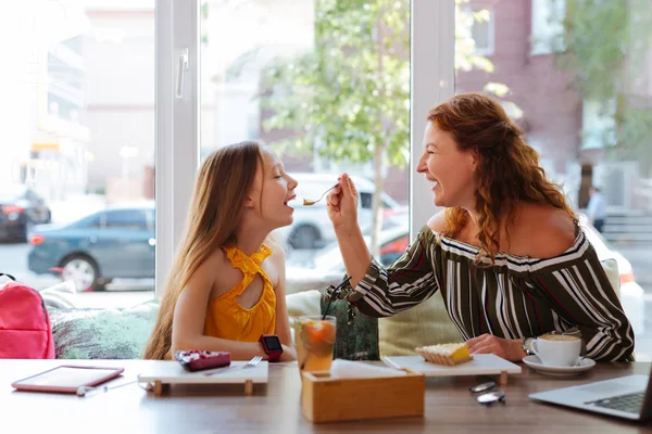 Caring red-haired woman giving piece of cake daughter — Stock Photo, Image