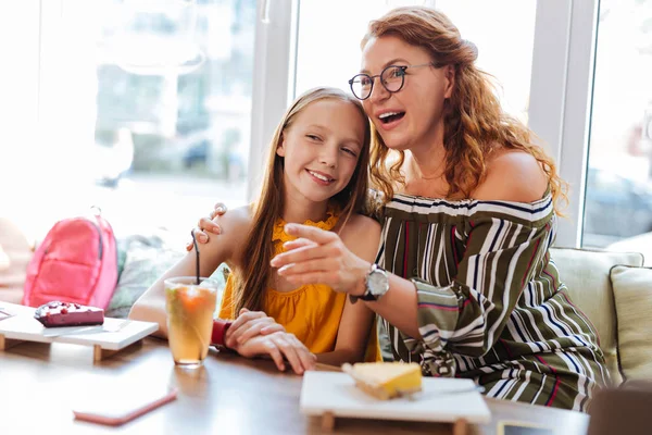 Roodharige moeder eten van zoete desserts met dochter — Stockfoto