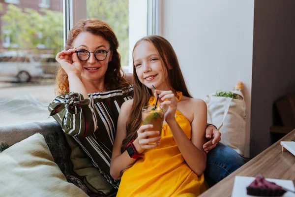 Roodharige moeder bril knuffelen haar aangename meisje — Stockfoto