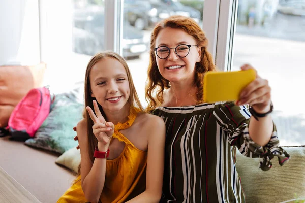 Moderna madre amorosa haciendo selfie con hija adolescente —  Fotos de Stock