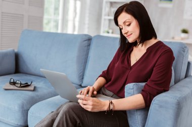 Genç kadın evde çalışırken iyi duygu