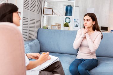 Frank konuşma. Düşünceli hasta onu hekime kanepede otururken konuşan sakin