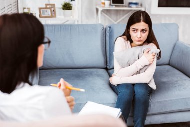 Bir yastık sarılma ve arayan genç kadın korkuttu