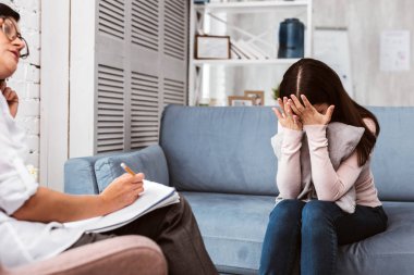 Gözlerini kapatma ve baş ağrısı hakkında konuşmak genç hasta