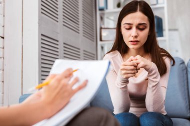 Elleri seyir ve bir doktorla konuşurken üzgün kadın