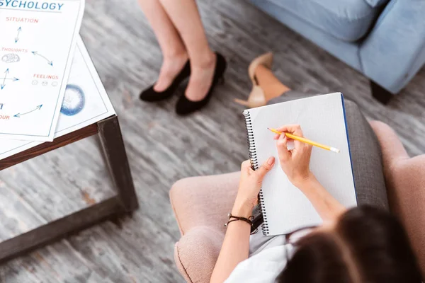 Vista superior de un psicólogo sentado y tomando notas — Foto de Stock