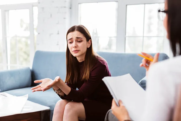 Känslomässiga kvinna känner mig ledsen och talar om orättvis situation — Stockfoto