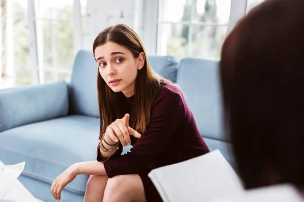 Patiënt wijzen naar de dokter en kijken geïnteresseerd kalm — Stockfoto