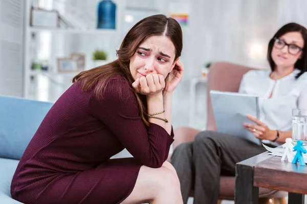 Sorgliga kvinnan gråter när du besöker hennes psykolog — Stockfoto