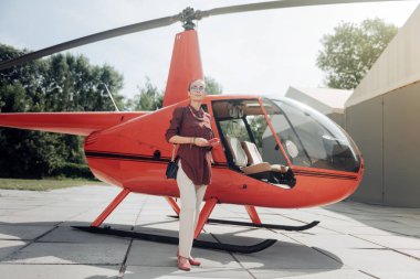 Pilot için bekleyen ciddi güzel kadın
