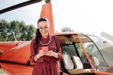 Dinç neşeli kadın okuma iletisi