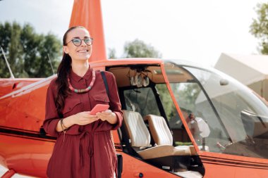 Güzel sakin kadın toplantı pilot