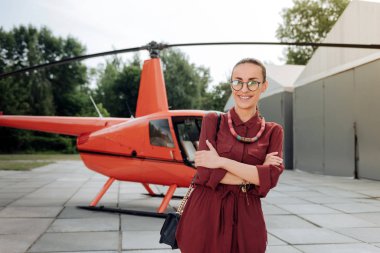 Helikopter uçuş. Ve helikopter ayakta eller geçiş neşeli memnun kadın