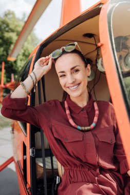 Helikoptere binmeden olumlu neşeli kadın