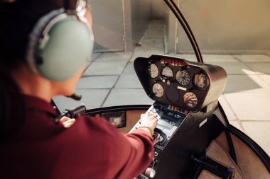 Pano dokunmadan genç eller