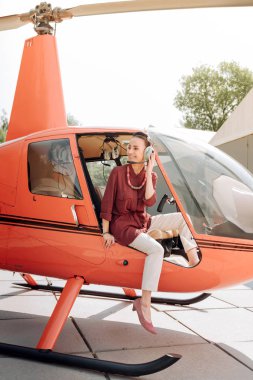 Neşeli neşeli kadın uçuş isteyen