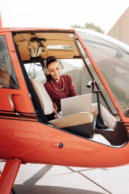 Veri kontrolü olumlu memnun kadın