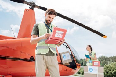 Erkek gönüllü açılış kiti odaklı