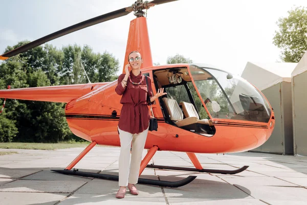 Mujer agradable preocupada llamando a piloto — Foto de Stock