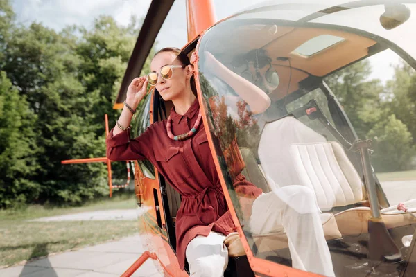 Schwerverletzte Frau steigt in Hubschrauber — Stockfoto