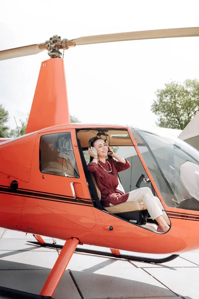 Hermosa mujer alegre practicando volar — Foto de Stock