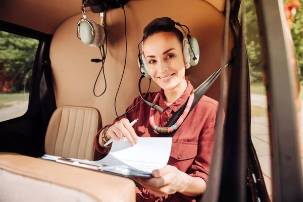 Attractive happy woman preparing for meeting — Stock Photo, Image