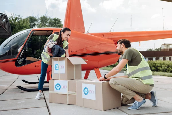 Jolly dva dobrovolníci ověření boxy — Stock fotografie