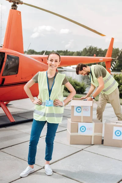 Allegro volontario femminile che si prepara per il lavoro — Foto Stock