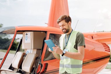 Çalışkan erkek gönüllü alıcı e-posta