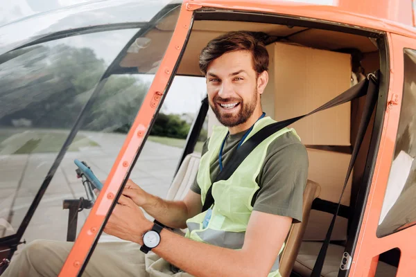 陽気な男性ボランティア運転ヘリコプター — ストック写真