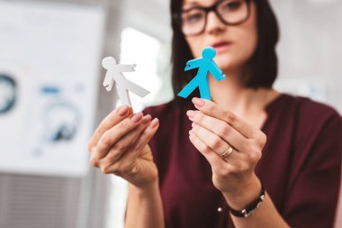 Üzgün kadın stickmen tutarken kırık bir aile hakkında düşünme