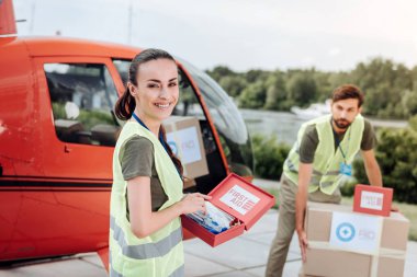 Genç iki gönüllü ambalaj kitleri