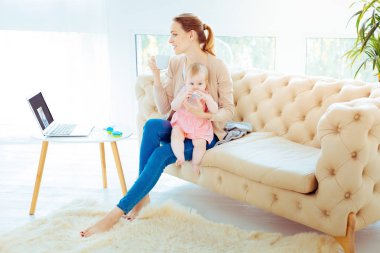 Rahat kadın kişi sabah çay içme