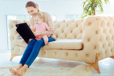 Kızı kucaklayan olumlu memnun kadın